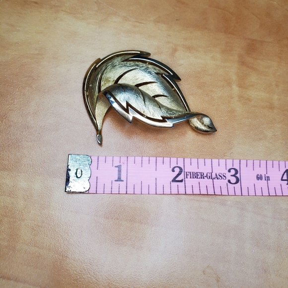 Vintage Trifari leaf pin - Picture 5 of 5